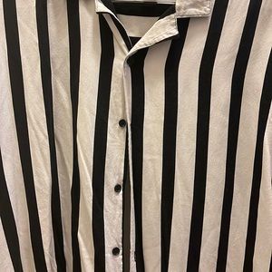 Black and white button down men’s shirt